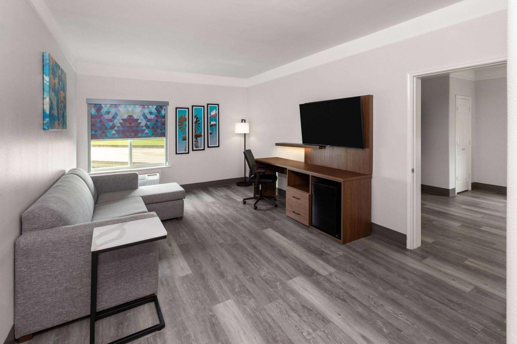 La Quinta By Wyndham Angleton Hotell Exteriör bild